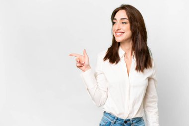 İzole edilmiş beyaz arka planda genç beyaz bir kadın parmak göstererek bir ürün sunuyor.