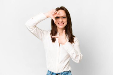 İzole edilmiş beyaz arka planda odaklanan genç beyaz bir kadın. Çerçeve sembolü