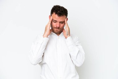 Beyaz arka planda başağrısı olan beyaz tenli yakışıklı bir adam.