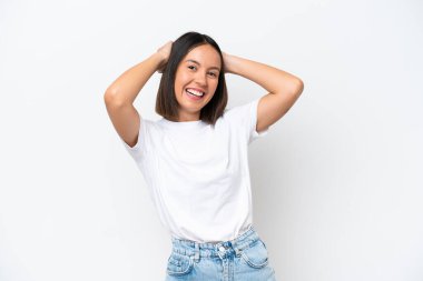 Beyaz arka planda izole edilmiş genç beyaz kadın gülüyor.