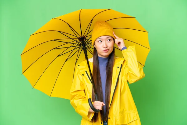 Jonge Aziatische Vrouw Met Regenbestendige Jas Paraplu Geïsoleerde Chroma Belangrijkste — Stockfoto
