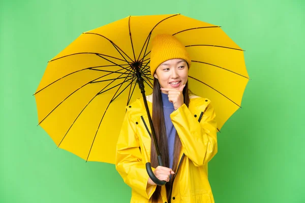 Jonge Aziatische Vrouw Met Regenbestendige Jas Paraplu Geïsoleerde Chroma Key — Stockfoto