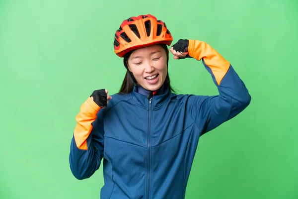 Young Cyclist Woman Isolated Chroma Key Background Celebrating Victory — Stockfoto