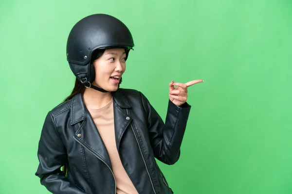 Jonge Aziatische Vrouw Met Een Motorhelm Geïsoleerde Chroma Zeer Belangrijke — Stockfoto