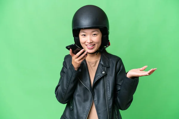 Jonge Aziatische Vrouw Met Een Motorhelm Geïsoleerde Chroma Zeer Belangrijke — Stockfoto