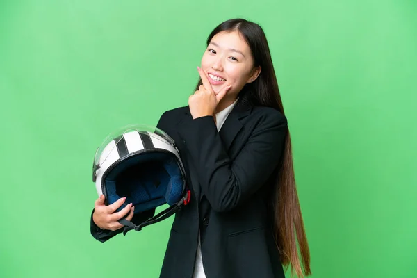 若いですアジアの女性とともにオートバイヘルメット上の隔離されたクロマキー背景幸せと笑顔 — ストック写真
