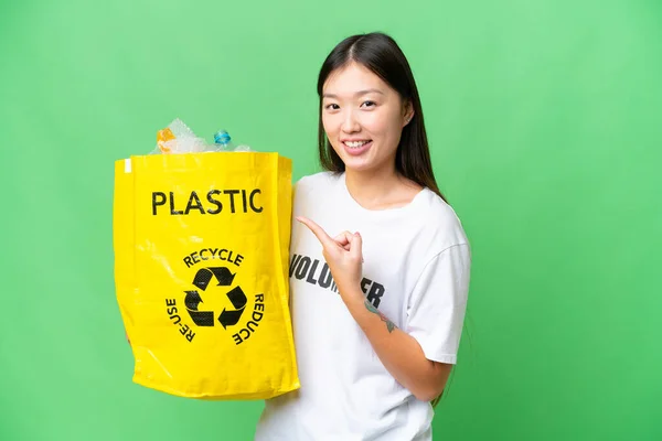 Молода Жінка Азії Яка Тримає Повний Пакет Пластикових Пляшок Щоб — стокове фото