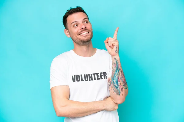 Young Volunteer Caucasian Man Isolated Blue Background Pointing Great Idea — Photo