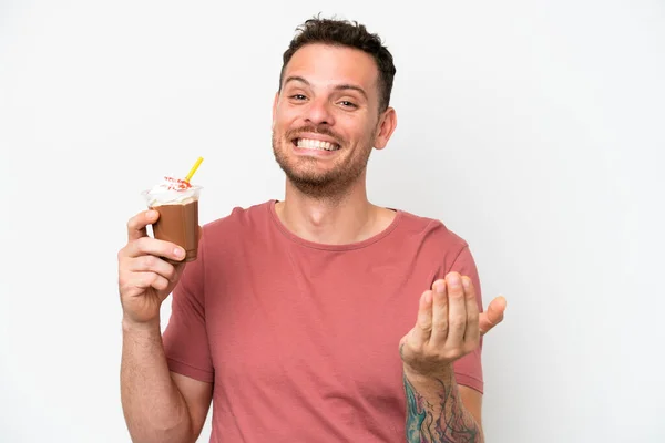 Ung Man Med Milkshake Skriker Till Framsidan — Stockfoto