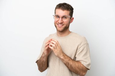 Beyaz arka planda izole edilmiş genç beyaz adam bir şeyler planlıyor.