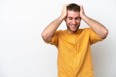 Beyaz arka planda izole edilmiş genç beyaz adam gülüyor.