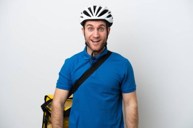 Beyaz arka planda termal sırt çantalı beyaz yüzlü genç beyaz bir adam.