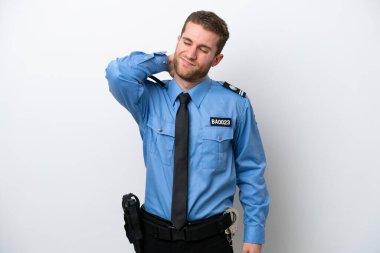 Beyaz arka planda boynu ağrıyan genç bir beyaz adam var.