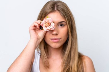 Beyaz arka planda izole edilmiş beyaz bir kadın elinde çiçeklerle. Portreyi kapat