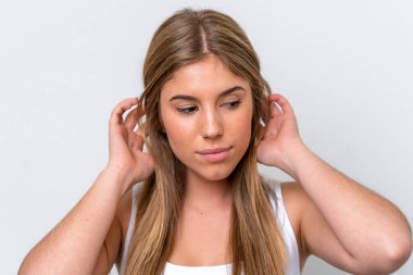 Beyaz arka planda soyutlanmış beyaz bir kadın. Portreyi kapat