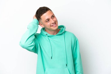 Genç Brezilyalı bir adam beyaz arka planda izole edilmiş bir fikir düşünüyor.