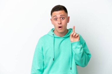 Beyaz arka planda izole edilmiş genç Brezilyalı bir adam parmak kaldırarak çözümü anlamaya çalışıyor.