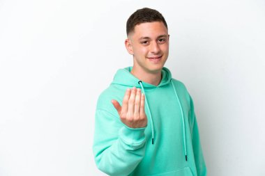 Genç Brezilyalı bir adam beyaz arka planda izole edilmiş ve davet edilmişti. Gelmene sevindim.