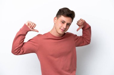 Genç yakışıklı Brezilyalı adam beyaz arka planda soyutlanmış gururlu ve kendini beğenmiş.