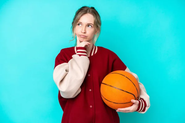 Young Basketball Player Caucasian Woman Isolated Blue Background Having Doubts — Φωτογραφία Αρχείου