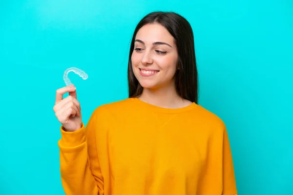 Wanita Muda Kaukasia Memegang Kawat Gigi Tak Terlihat Terisolasi Latar — Stok Foto