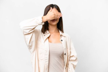 İzole edilmiş beyaz arka planı olan genç bir Rus kadın gözlerini elleriyle kapatıyor. Bir şey görmek istemiyorum.