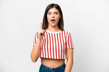 Genç Rus kadın, izole edilmiş beyaz arka planda parmağını kaldırarak çözümü anlamaya çalışıyor.