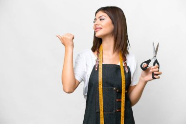 Terzi kadın izole edilmiş beyaz arka plan bir ürünü sunmak için kenarı işaret ediyor.