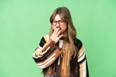 İzole edilmiş krom anahtar geçmişi olan genç bir kız mutlu ve gülümseyen bir ağızla elini kapatıyor.