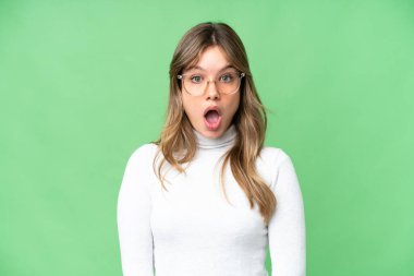 Gözlüklü ve şaşırmış ifadesiyle izole edilmiş krom anahtar geçmişi olan genç bir kız.