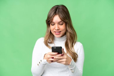 İzole edilmiş krom anahtar geçmişi olan genç bir kız cep telefonuyla bir mesaj ya da e- posta gönderiyor