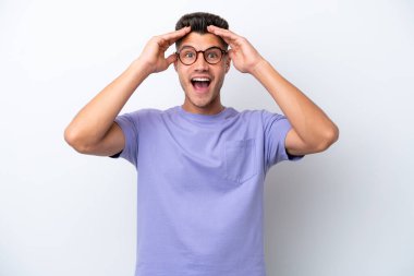 Beyaz arka planda izole edilmiş beyaz bir beyaz adam sürpriz bir ifadeyle