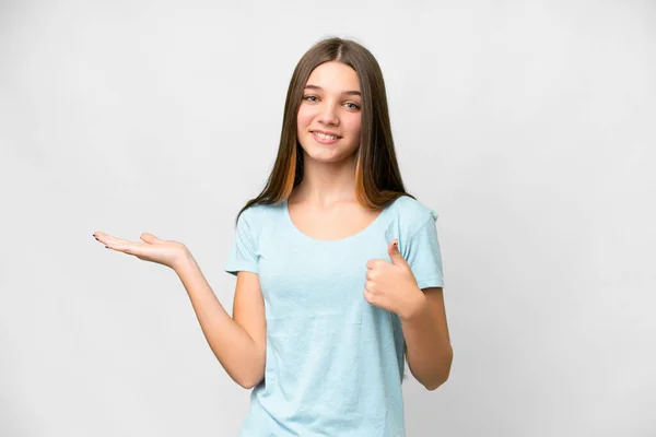 Teenager Girl Isolated White Background Holding Copyspace Imaginary Palm Insert — Stockfoto