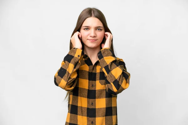 Teenager Mädchen Über Isoliertem Weißen Hintergrund Frustriert Und Ohren Verdeckt — Stockfoto