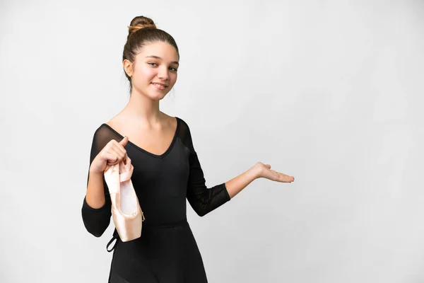 Chica Adolescente Practicando Ballet Sobre Fondo Blanco Aislado Extendiendo Las — Foto de Stock