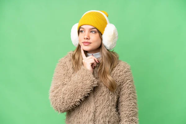 겨울용 머프를 소녀가 헤매는 아이디어를 생각하고 색마의 — 스톡 사진