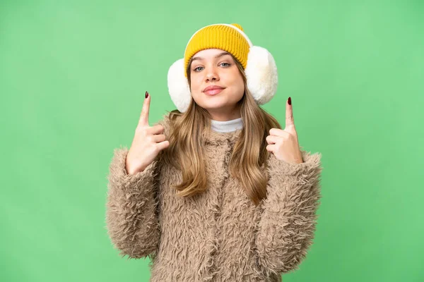 年轻姑娘披着冬衣 罩在孤立的彩色关键背景上 这说明了一个好主意 — 图库照片