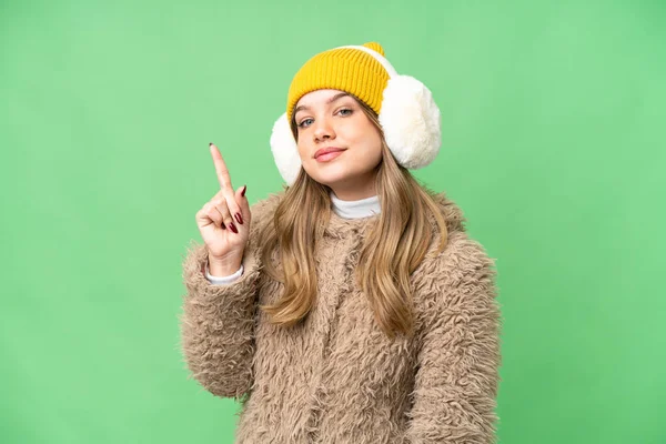 Молодая Девушка Носит Зимние Муфты Изолированном Фоне Хрома Ключ Показывая — стоковое фото