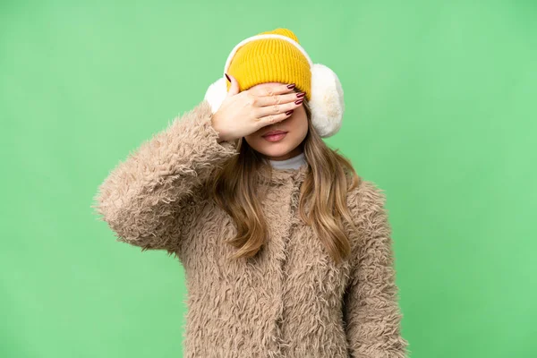 Młoda Dziewczyna Nosi Zimowe Mufy Odizolowanym Tle Chroma Klucz Zakrywający — Zdjęcie stockowe