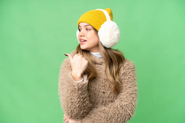 Junges Mädchen Trägt Wintermuffs Über Isoliertem Chroma Schlüsselhintergrund Der Zur — Stockfoto