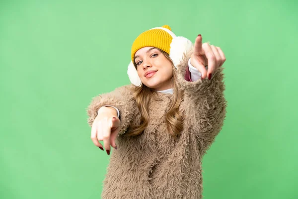 겨울용 머프를 크로마 배경을 웃으면서 손가락 — 스톡 사진