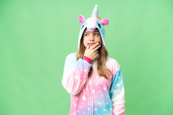Chica Joven Con Pijama Unicornio Sobre Fondo Croma Clave Aislado —  Fotos de Stock
