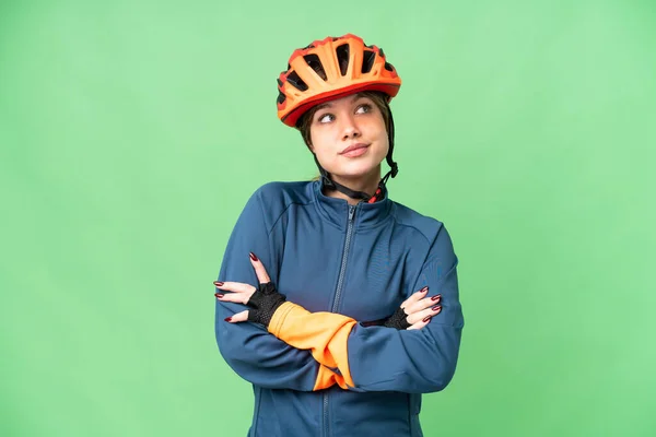 Fiatal Kerékpáros Lány Felett Elszigetelt Chroma Kulcsfontosságú Háttér Hogy Kétségek — Stock Fotó