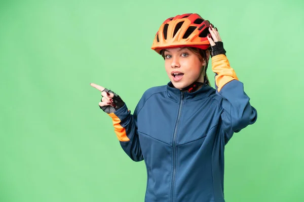 Fiatal Kerékpáros Lány Több Mint Elszigetelt Chroma Kulcs Háttér Meglepett — Stock Fotó