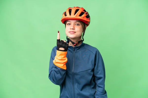 Zole Edilmiş Krom Anahtar Geçmişi Olan Genç Bisikletçi Kız Işaret — Stok fotoğraf