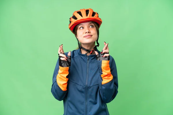 Молодая Девушка Велосипедистка Изолированном Фоне Хромы Скрещиванием Пальцев — стоковое фото
