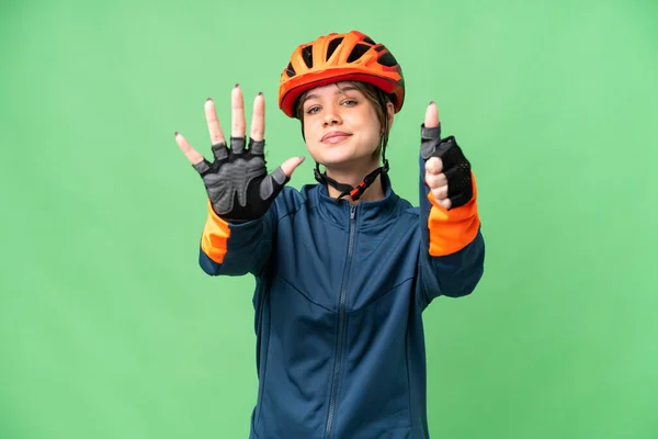 Zole Edilmiş Krom Anahtar Geçmişi Olan Genç Bisikletçi Kız Parmakları — Stok fotoğraf
