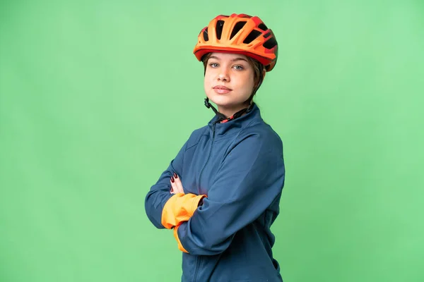 Fiatal Kerékpáros Lány Felett Elszigetelt Chroma Kulcstartó Háttér Karok Keresztbe — Stock Fotó