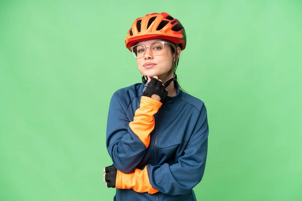 Gözlüklü Gülümseyen Krom Anahtar Geçmişi Olan Genç Bir Bisikletçi Kız — Stok fotoğraf