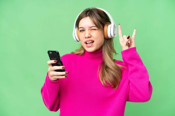 Chica Joven Sobre Aislado Croma Clave Fondo Escuchar Música Con — Foto de Stock
